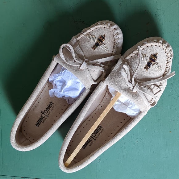 Minnetonka Moko Kobayashi Beaded Bee Moccasins - Picture 3 of 11